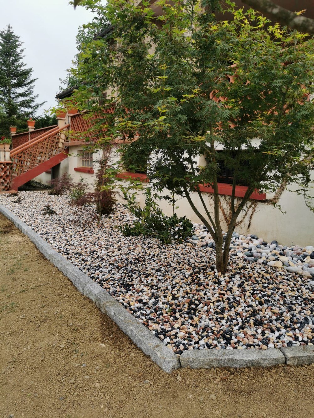 Massif en bord de terrasse avec bordure granit